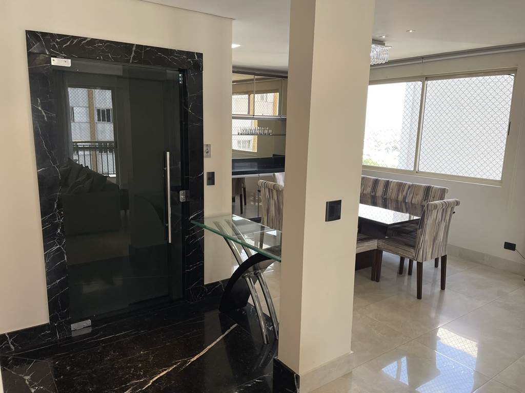 Sala espaçosa para família no Batel