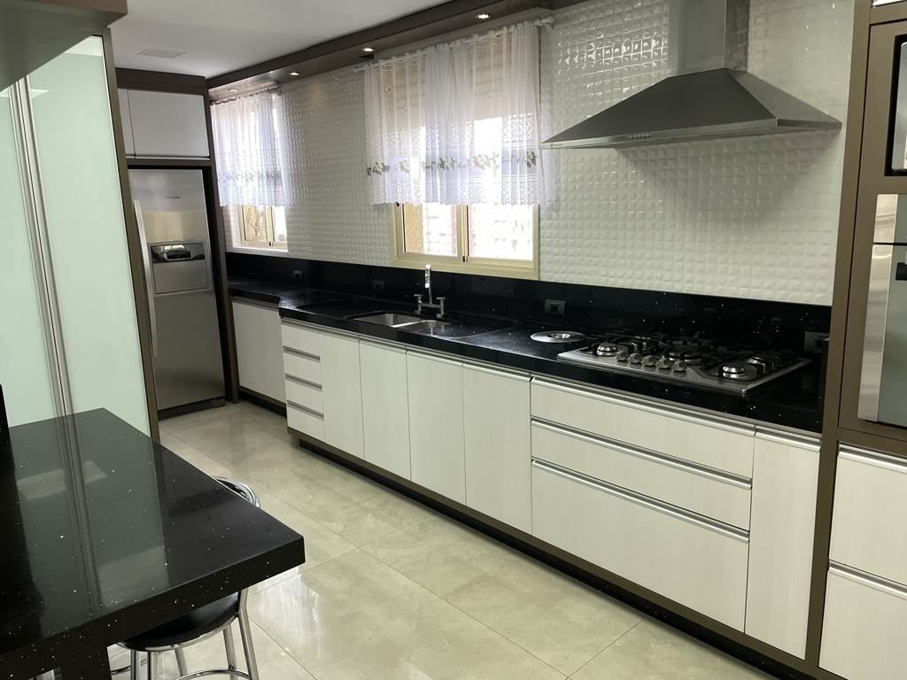 Cozinha planejada com armários modernos