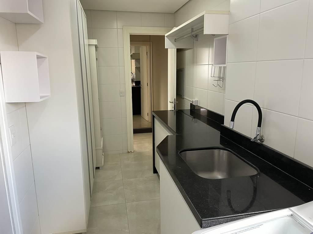 Lavanderia com área de serviço ampla