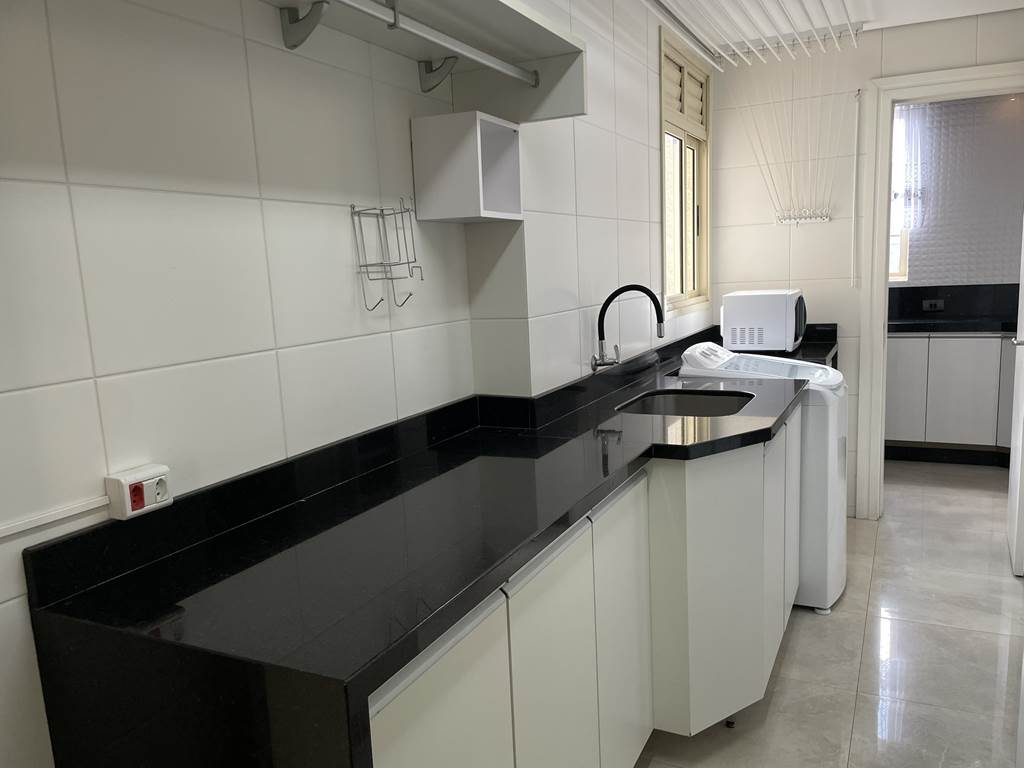 Lavanderia com espaço para máquina de lavar