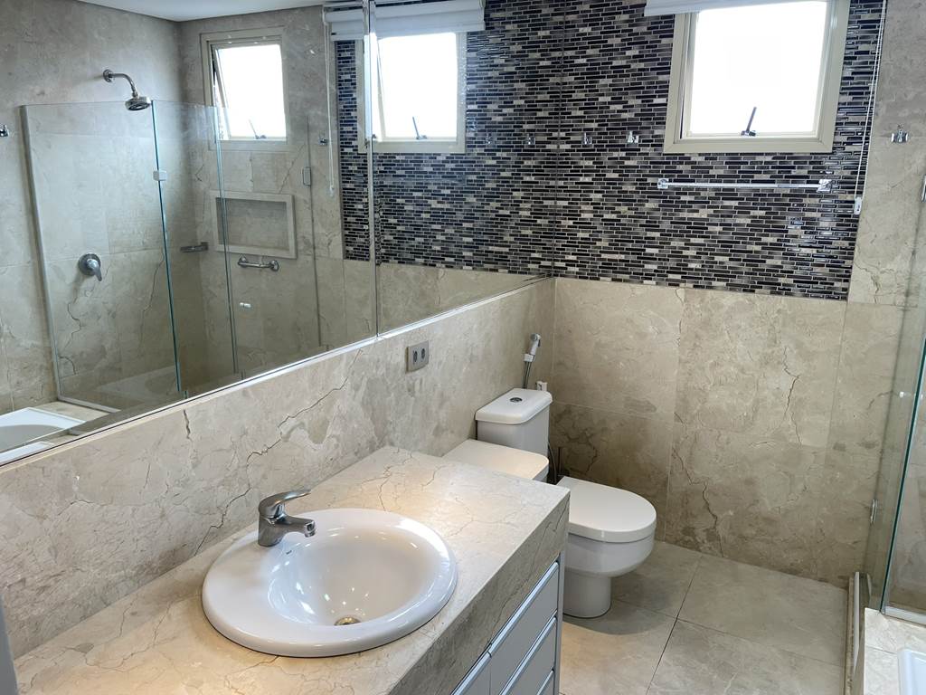 Dormitório master com piso de porcelanato