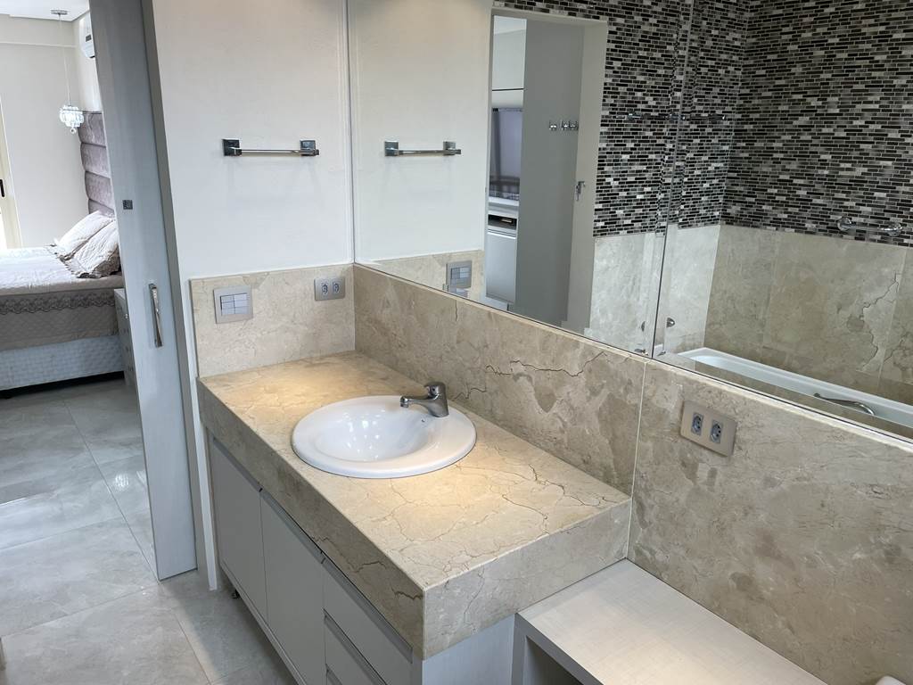 Suíte master decorada com sofisticação