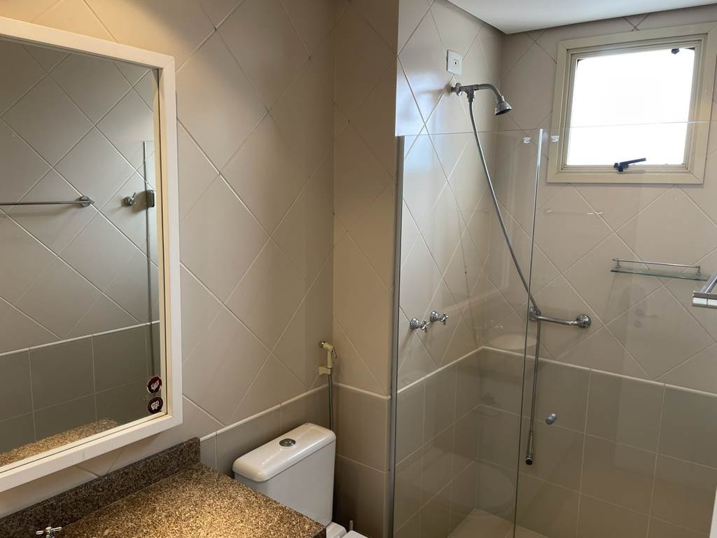 Banheiro da suíte 2 com acabamento moderno