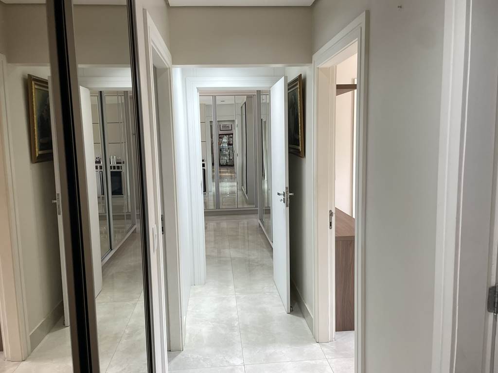 Sala de estar ampla com iluminação natural - Batel