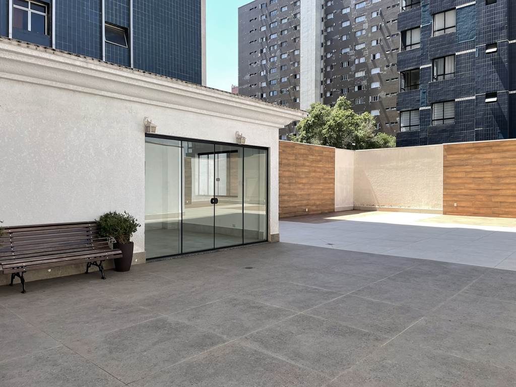 Área de lazer do condomínio - piscina e espaço gourmet