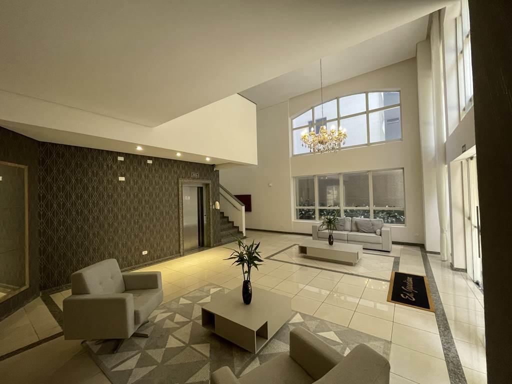 Corredor interno com iluminação planejada