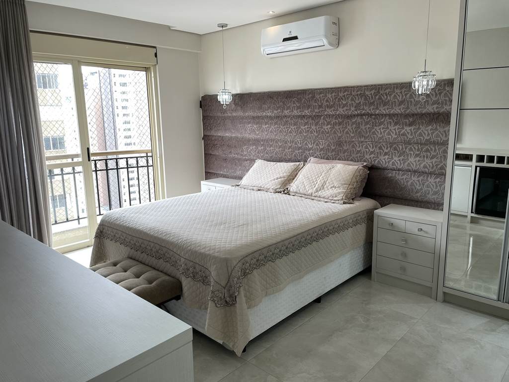 Suíte master com closet planejado - Batel