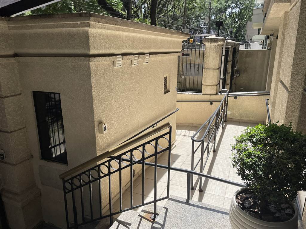 Entrada do apartamento no Batel