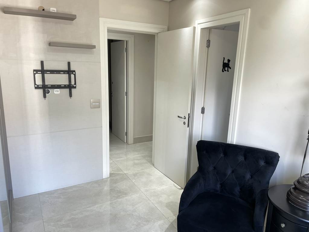 Suíte 1 iluminada com janelas amplas