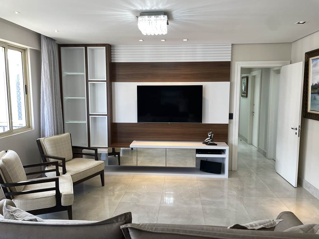 Sala de jantar integrada com piso de madeira