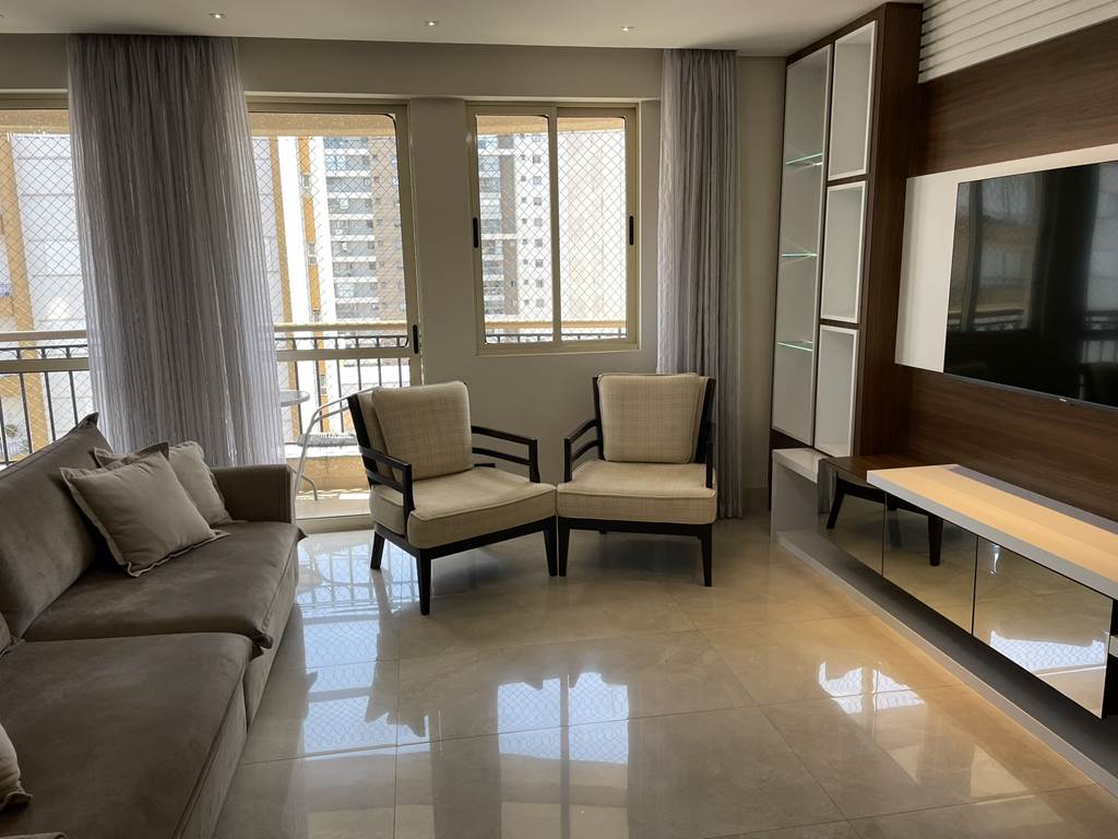 Sala de estar mobiliada com sofá e decoração