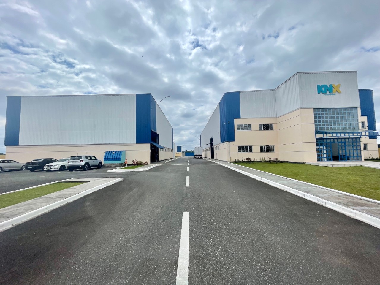 Vista aérea do complexo industrial com 4 galpões em São José dos Pinhais